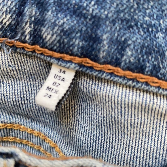 ZARA Med. Rise, Relaxed Fit Ripped Jeans. 2 - Picture 7 of 7